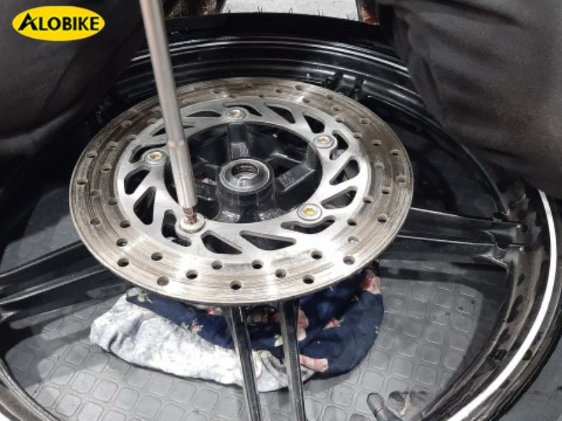 bánh sau xe máy bị bó cứng