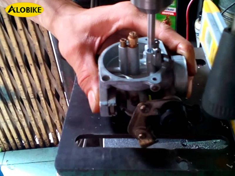 xe máy bị chảy xăng dưới gầm