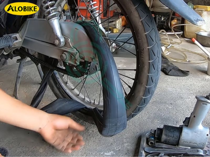 thủng lốp xe máy