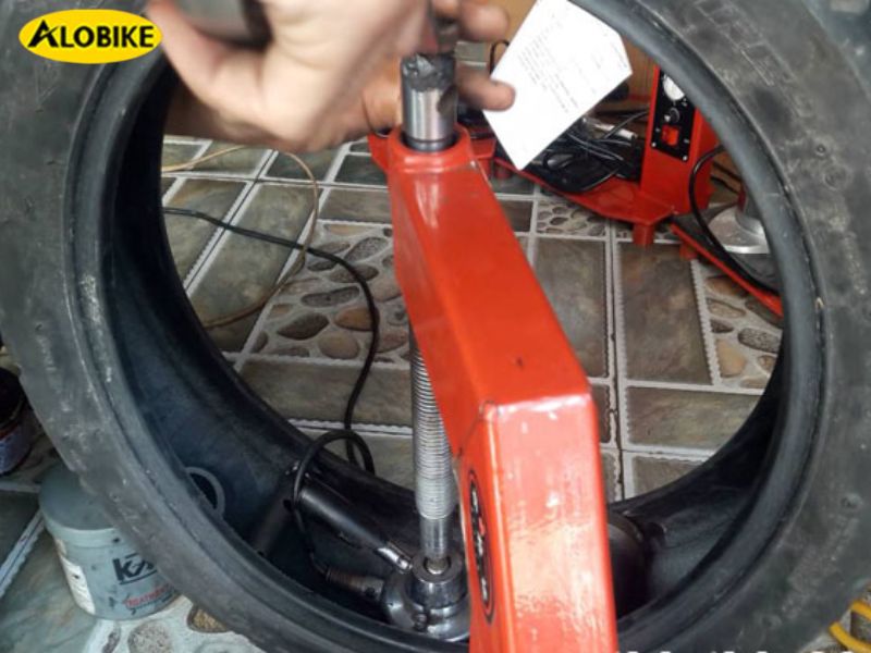 vá lốp xe máy