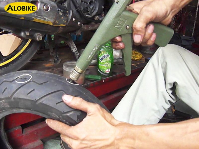 vá lốp xe máy hết bao nhiêu tiền