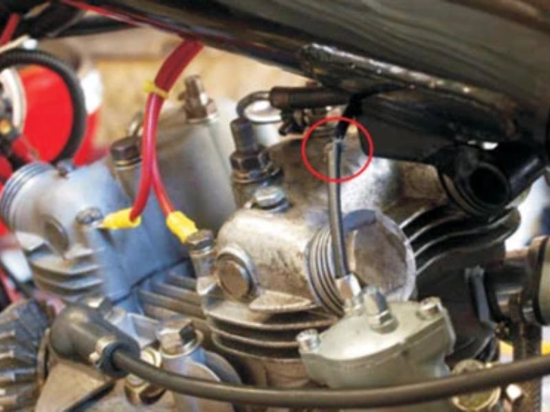 xe máy bị chảy xăng dưới gầm