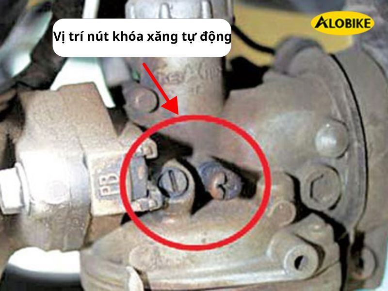 xe máy bị chảy xăng dưới gầm