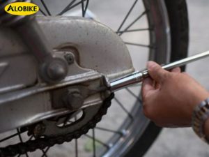 bánh sau xe máy bị bó cứng