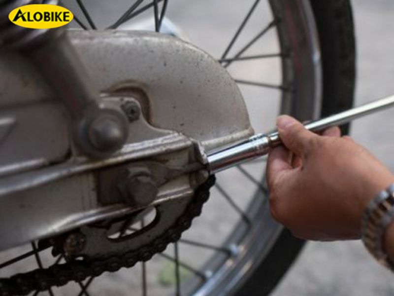 bánh sau xe máy bị bó cứng