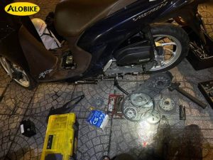 xe máy bị chảy xăng dưới gầm