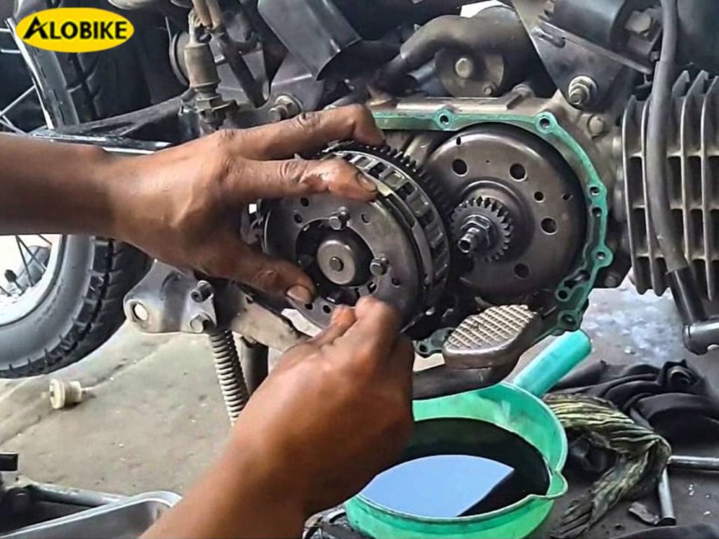 xe máy có tiếng kêu cạch cạch trong máy