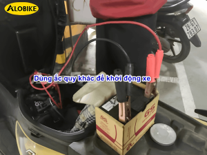 kích bình ắc quy xe máy