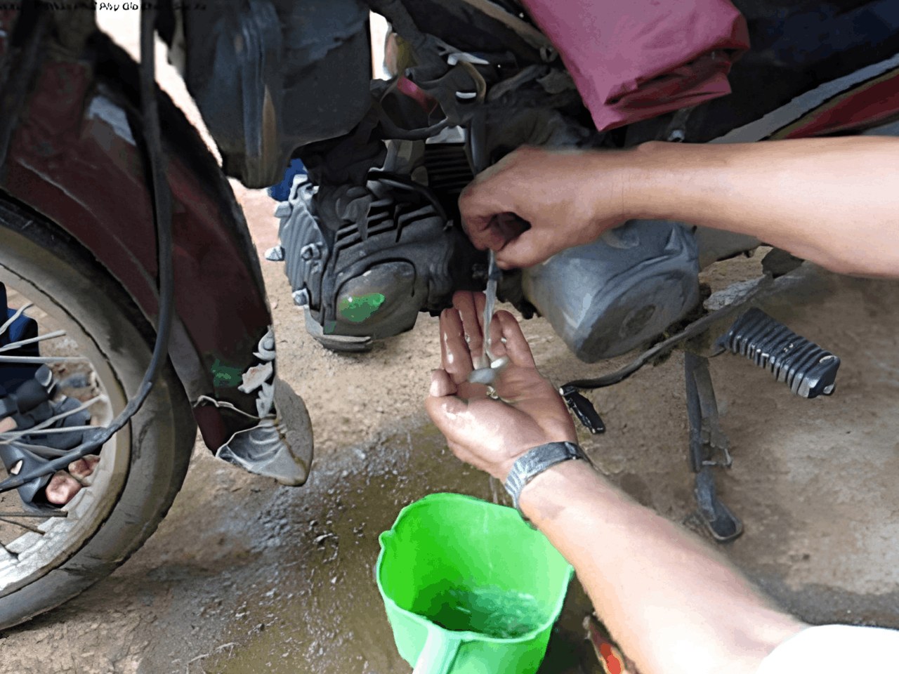 xe máy nổ lụp bụp rồi tắt máy