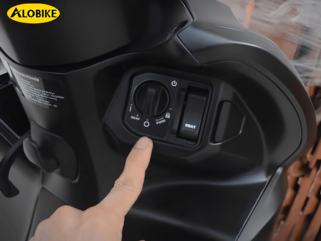 kiểm tra và vệ sinh các bộ phận bên trong ổ khóa